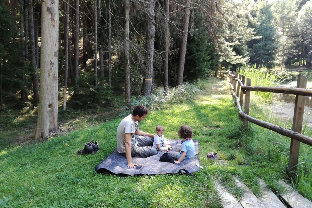 La soluzione perfetta per il campeggio in famiglia: materasso gonfiabile con schienale